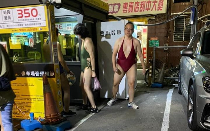 3 người đàn ông diện bikini cắt xẻ táo bạo đi siêu thị, ảnh chụp lên khiến ai cũng tưởng mình bị hoa mắt Ảnh 2