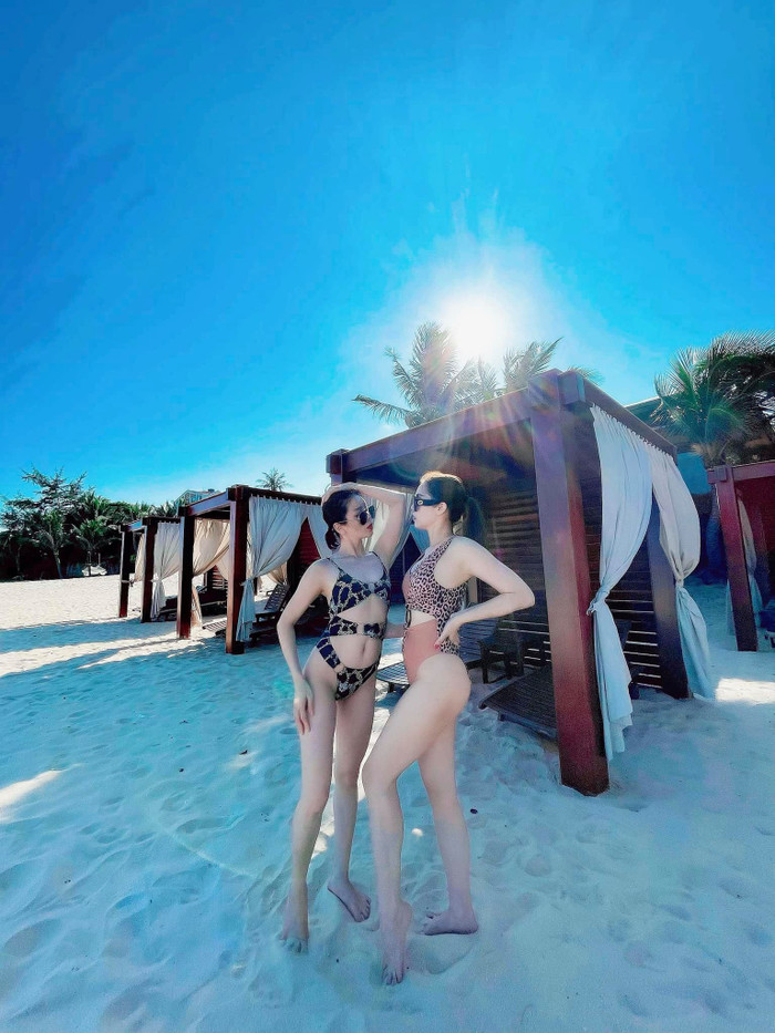 Lệ Quyên đọ dáng cùng bạn thân, fan lại tiếp tục soi ra việc kéo chân, bóp dáng quá đà Ảnh 4