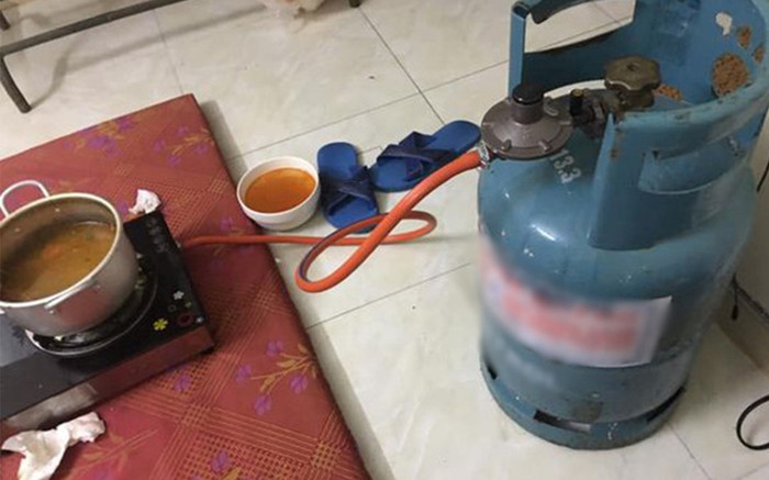 Cô gái rủ bạn bè qua nhà ăn lẩu nhưng ai cũng muốn 'ngất xỉu' khi thấy bàn tiệc Ảnh 2