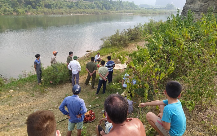 Hoà Bình: Bàng hoàng phát hiện thi thể người đàn ông dưới chân cầu treo Ảnh 2