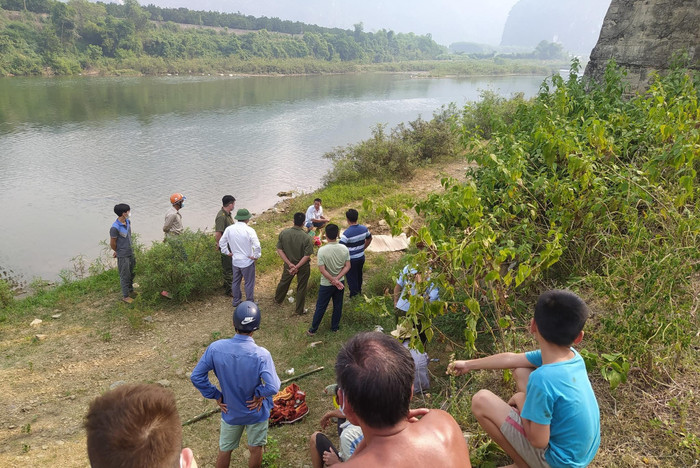 Hoà Bình: Bàng hoàng phát hiện thi thể người đàn ông dưới chân cầu treo Ảnh 1