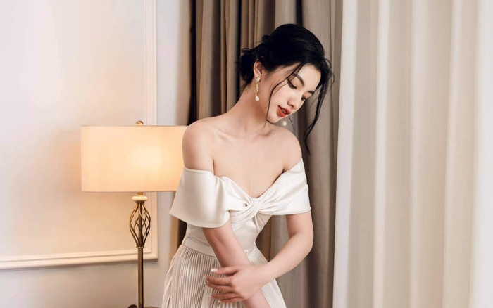 Cẩm Đan khoe bờ vai ngọc ngà, thần thái kiêu sa say lòng fan hâm mộ Ảnh 2