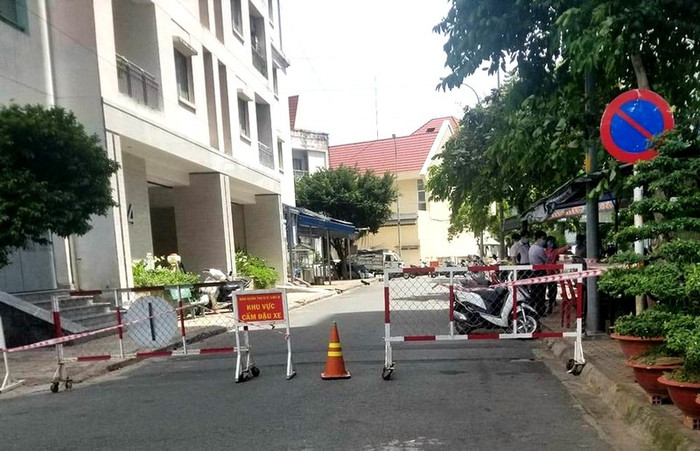 Tạm thời phong tỏa block 4 chung cư Phú Thọ. Ảnh: Nguyễn Cường/PLO