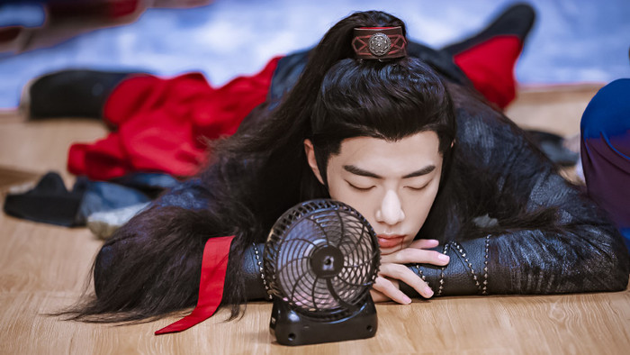 Tiêu Chiến khiến fan 'khóc thét' vì cánh tay đẫm máu, da trắng bệch trên hậu trường 'Ngọc Cốt Dao' Ảnh 7