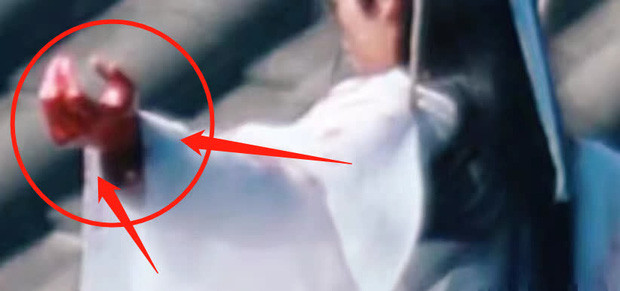 Tiêu Chiến khiến fan 'khóc thét' vì cánh tay đẫm máu, da trắng bệch trên hậu trường 'Ngọc Cốt Dao' Ảnh 5