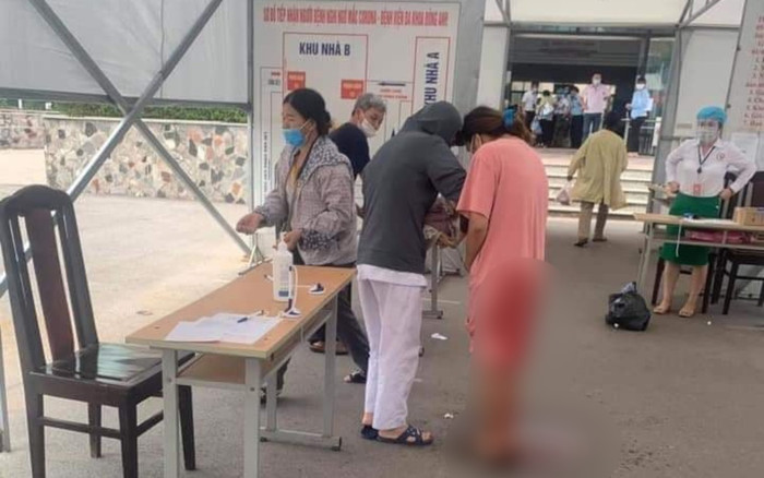 Hà Nội: Một phản phụ bất ngờ chuyển dạ, sinh con ngay tại bàn làm thủ tục khai báo y tế Ảnh 2