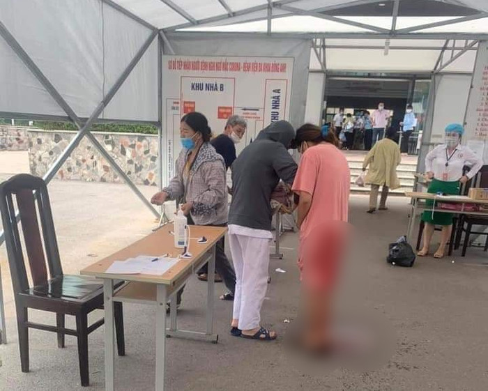 Sản phụ bất ngờ sinh con ngay tại khu vực khai báo y tế, phòng chống dịch Covid-19.