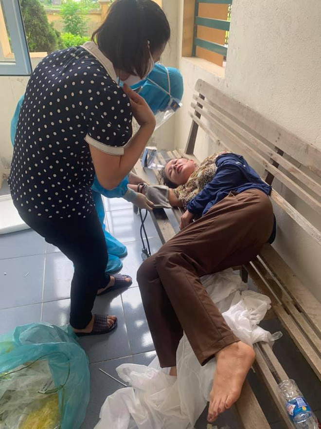 Chị Duyên ngất xỉu được cho lên băng ghế nằm nghỉ ngơi và chăm sóc sức khỏe