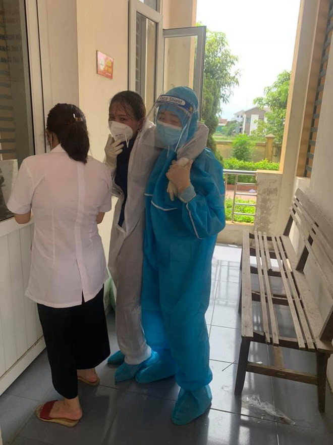 Do làm việc với cường độ cao, cộng với trời nắng nóng nên chị đã kiệt sức, ngất xỉu