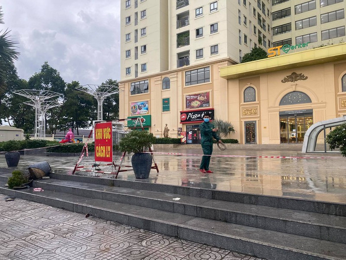 Chung cư Stown Thủ Đứcbị phong tỏa do nghi có người mắc Covid-19. Ảnh: PLO