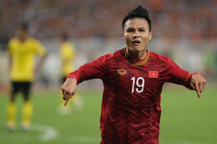 Quang Hải được HLV Park Hang Seo kéo về đá tiền vệ trung tâm với Tuấn Anh.