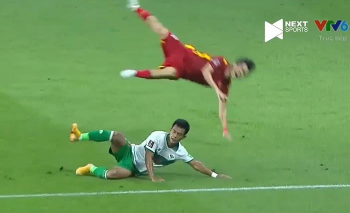 Tuấn Anh bay người trên không trung sau cú vào bóng ác ý của cầu thủ Indonesia.