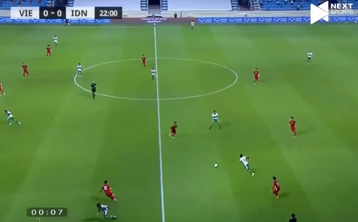 Phút 23, trong một tình huống không có gì nguy hiểm ở khu vực giữa sân, Pratama bên phía Indonesia đã có pha vào bóng rất quyết liệt với Tuấn Anh của Việt Nam.