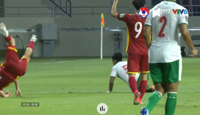 Phút 35, HLV Park Hang Seo bất đắc dĩ phải rút Tuấn Anh ra khỏi sân nhường chỗ cho Xuân Trường. Nhiều khả năng Tuấn Anh dính chấn thương và hy vọng tiền vệ của HAGL không gặp vấn đề nghiêm trọng.