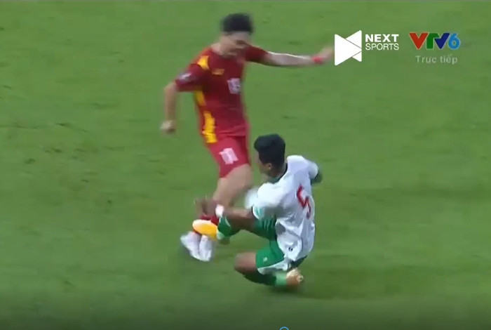 Pratama vào bóng bằng gầm giày, mang tính triệt hạ tiền vệ mang áo số 11 bên phía Việt Nam.