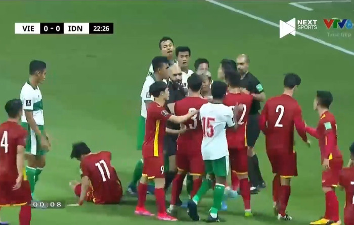 Cầu thủ hai đội lao vào định ẩu đả nhưng trọng tài đã can ngăn.