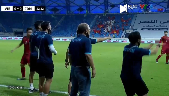 Bên ngoài sân, Ban huấn luyện tuyển Việt Nam thể hiện sự phẫn nộ. Kể từ đầu trận, các cầu thủ Indonesia liên tục phạm lỗi thô bạo khiến Quang Hải, Tiến Linh, Văn Toàn, Tuấn Anh... liên tục phải nằm sân.