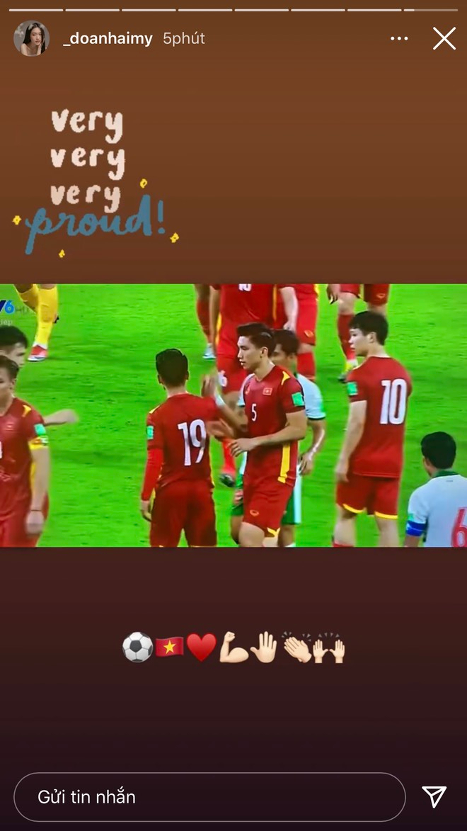 Doãn Hải My chụp lại màn hình giây phút Đoàn Văn Hậu nổi bật trên sân cỏ, kèm dòng chữ 'rất tự hào'.