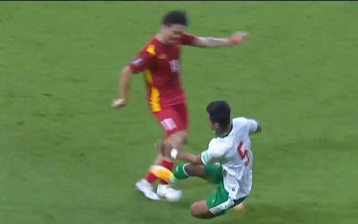 Mất Quang Hải, Việt Nam đón thêm tin dữ: Văn Toàn và Tuấn Anh bị đau vì Indonesia đá xấu Ảnh 2