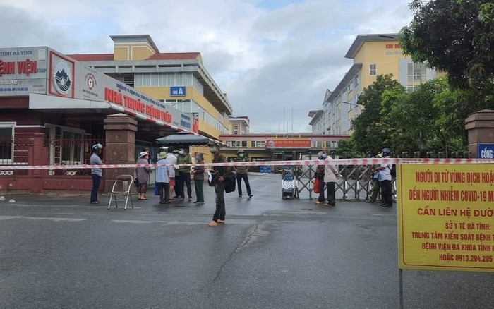 Phát hiện ca dương tính Covid-19, phong tỏa bệnh viện đa khoa Hà Tĩnh Ảnh 2