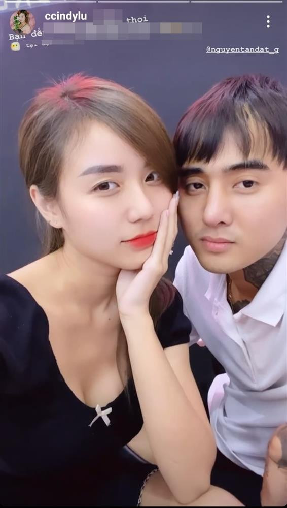 Kể từ khi công khai mối quan hệ vào tháng 5, đây là lần đầu tiên Đạt G và Cindy Lư khoe ảnh cùng xuất hiện trong một khung hình thế này.