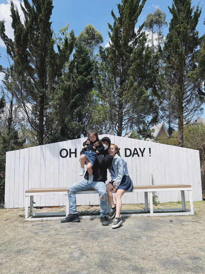 Cindy Lư cũng đã đăng tải loạt ảnh gia đình chụp cùng Đạt G cho thấy sự gắn kết của các con và tình mới. 