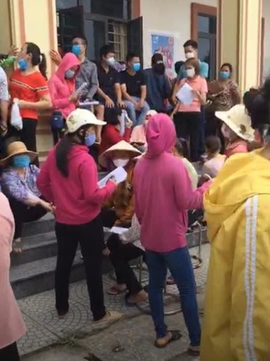 Nhiều người dân tỏ ra bức xúc vì quá đông đúc, mọi người không giữ khoảng cách phòng dịch.