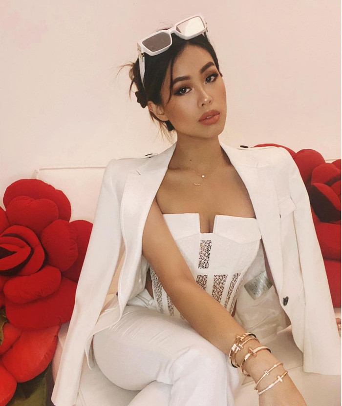 Concept ăn diện 'work from home' theo hình tượng girl boss mới đây với cả set đồ trắng quyền lực