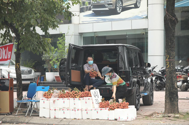 Gian hàng vải thiều đặc biệt của vợ chồng ông chú khiến người ta không khỏi ngạc nhiên.