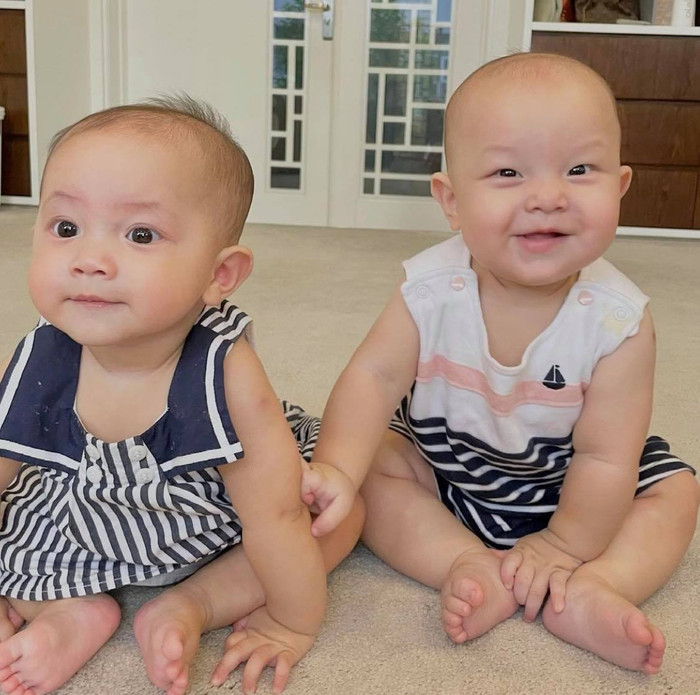 Lúc nào Leon cũng tươi cười, lém lỉnh mỗi khi chỉa ống kính vào cậu