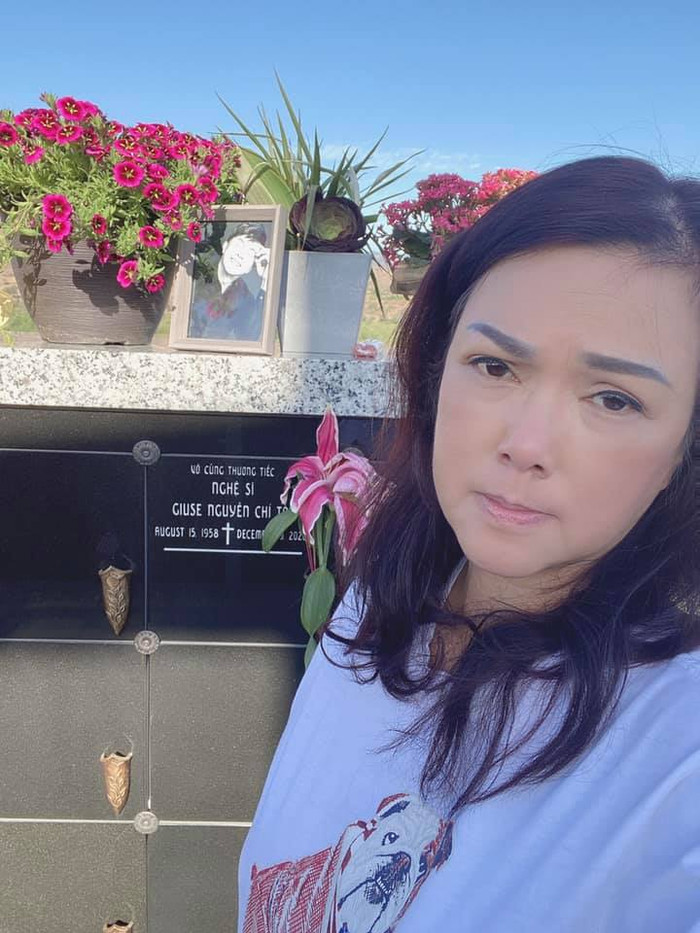 Bên cạnh công việc hằng ngày, bà xã Chí Tài vẫn thường xuyên ghé thăm khu mộ của chồng như một cách để tưởng nhớ 'nửa kia'.