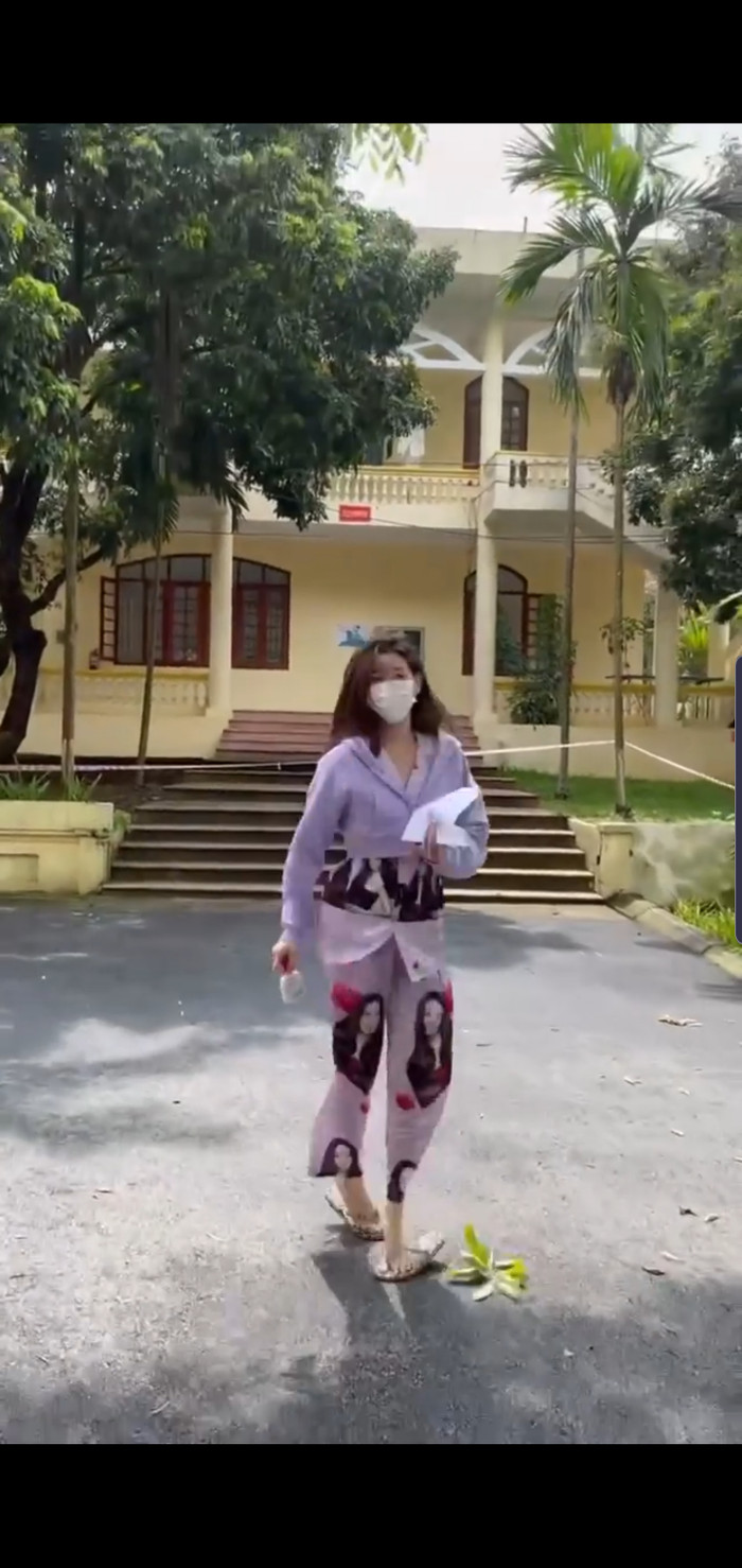 Cô nàng 'lên đồ' thoải mái với cây đồ ngủ in chân dung bản thân.