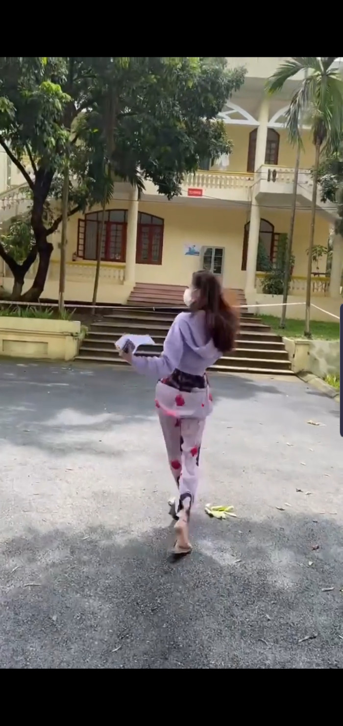 Khánh Vân vui vẻ, háo hức khi về Việt Nam.