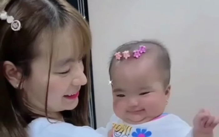 Hết chế tóc giả, vợ Mạc Văn Khoa chuyển sang dùng kẹp tóc làm điệu cho con gái Ảnh 2