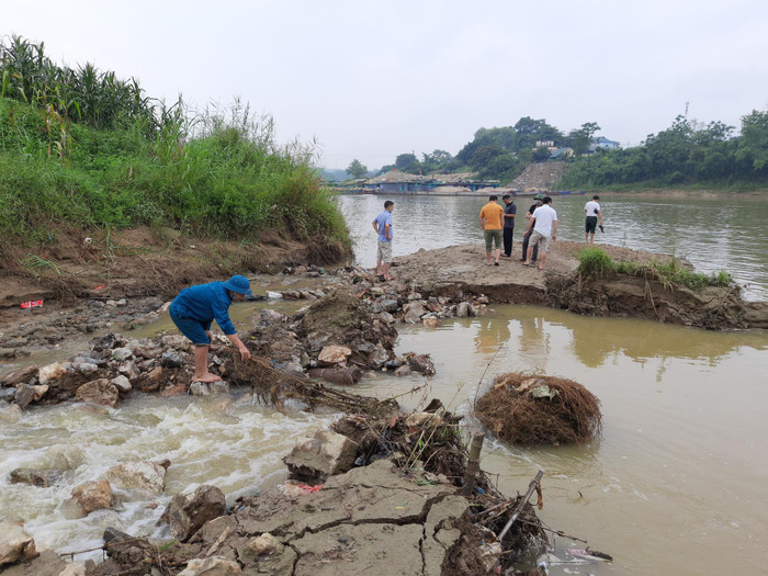 Tuyên Quang: Phát hiện 3 quả bom 'khủng' nặng hàng trăm kg còn sót lại sau chiến tranh Ảnh 1