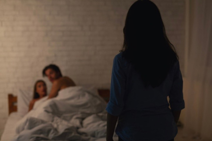 Anh Hoàng bị vợ bắt ngoại tình ngay tại trận. Ảnh minh họa