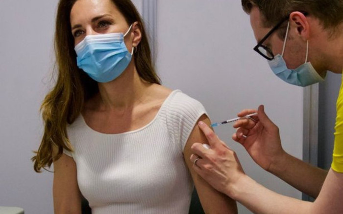 Công nương Kate Middleton mặc đồ đơn giản đi tiêm vắc-xin mà cũng 'cháy hàng' Ảnh 2