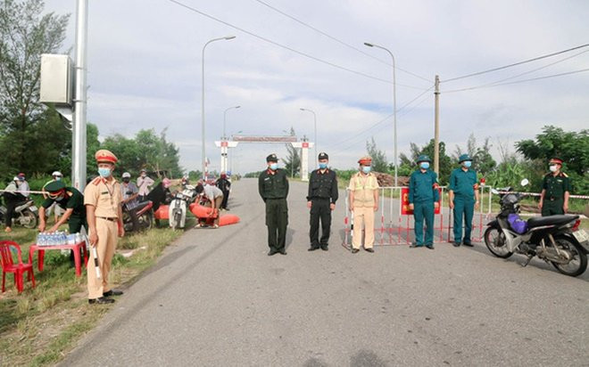 Vượt chốt phong tỏa dịch Covid-19, nam thanh niên bị bắt về đồn Ảnh 2