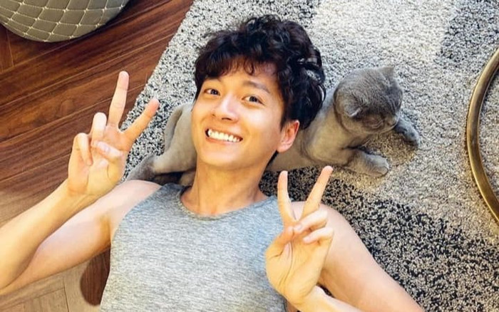 Ngô Kiến Huy khoe ảnh nằm nghỉ ngơi ở nhà giữa dịch: Nhìn vào cánh tay khiến dân mạng hoảng hốt Ảnh 2