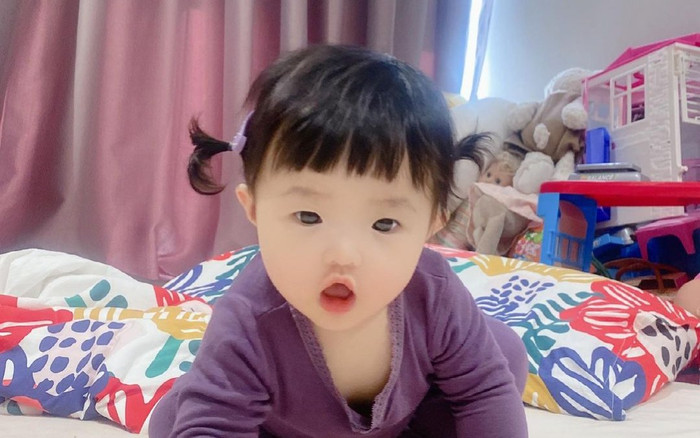 Đông Nhi cho Winnie mặc cây đồ tím lịm lộ nguyên bụng mỡ tròn lẳn siêu đáng yêu Ảnh 2