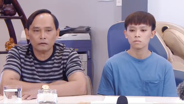 Bố Hồ Văn Cường cũng xuất hiện trong đoạn clip cùng con trai