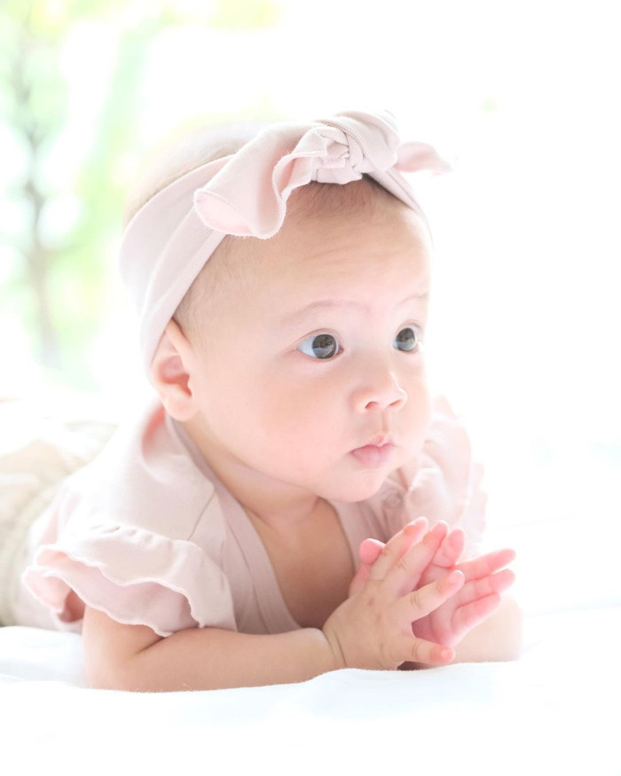 Không theo suy nghĩ trẻ con mặc đồ nhiều màu sắc, sặc sỡ mới đáng yêu, Hà Hồ cho hai con sinh đôi diện các kiểu váy áo nhã nhặn, tinh tế.