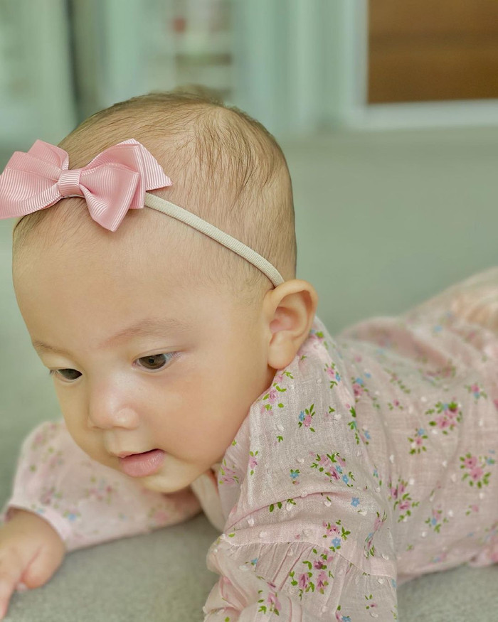 Có thể thấy, những chiếc nơ cài tóc xinh xắn là món phụ kiện bé Lisa được cho dùng thường xuyên.