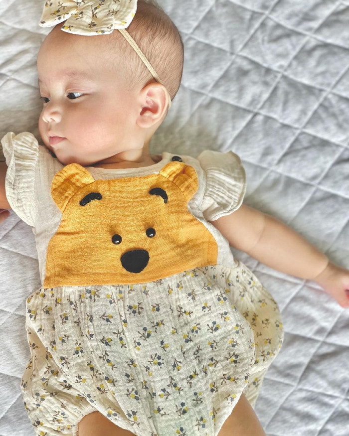 Chiếc nơ cài tóc được làm cùng chất liệu với váy, điệu đà đến thế là cùng...