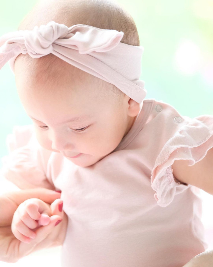 Có bố mẹ là nghệ sĩ nổi tiếng, ăn mặc đẹp, Lisa theo đó cũng được chưng diện từ nhỏ...