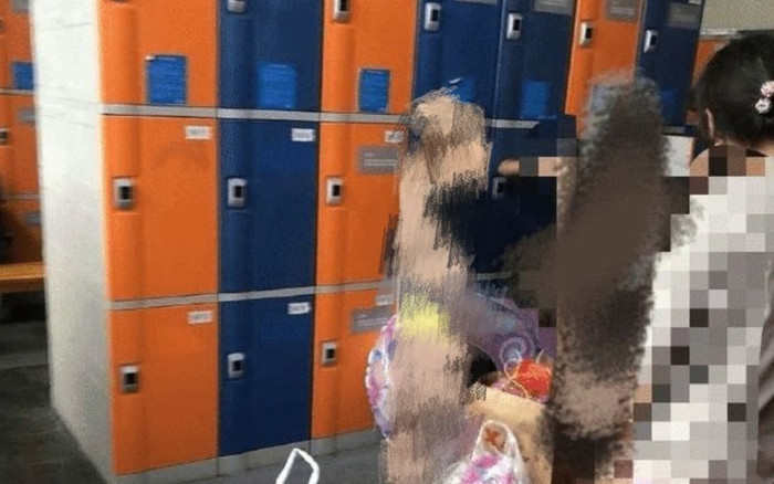 Mẹ dắt con trai 10 tuổi vào nhà tắm nữ gây tranh cãi dữ dội Ảnh 2