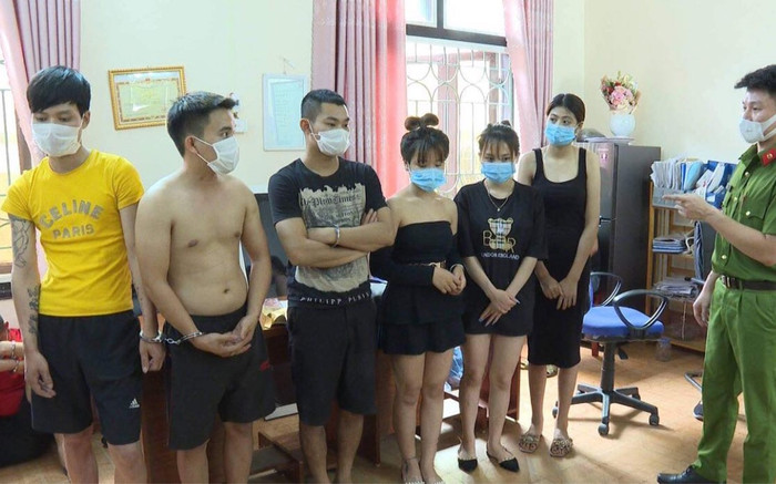 Phú Thọ: 40 đối tượng nam nữ 'bay lắc' trong quán karaoke, bất chấp quy định phòng dịch Ảnh 2