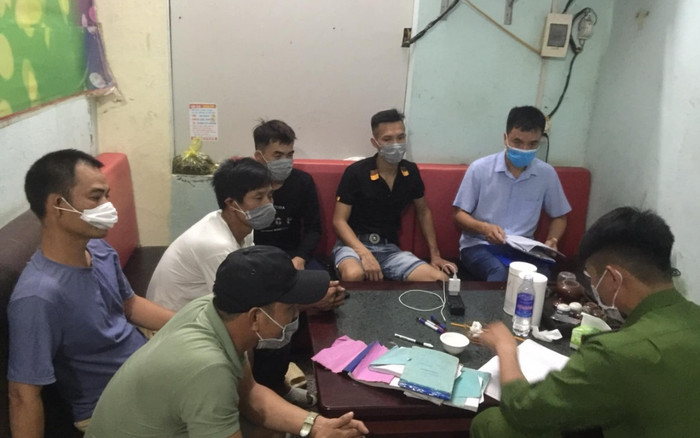 Bắc Giang: 9 người bị xử phạt 135 triệu đồng do tụ tập ăn giỗ, sẽ khởi tố vụ án nếu làm lây lan dịch bệnh Ảnh 2