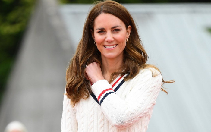 Mẫu áo trắng, quần jeans đơn giản sold out nhờ Kate Middleton Ảnh 2