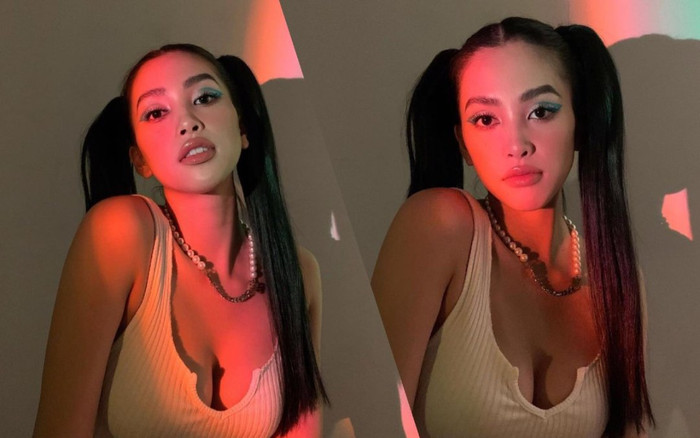 Hoa hậu Tiểu Vy mặc áo 'khoét' ngực sâu hoắm, buộc tóc hai chùm xinh như nữ idol Kpop Ảnh 2